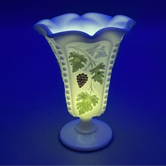 Westmorland Vintage Milk Glass Beaded Crimp Edge Grapevine Vase 1950s - Picture 2 of 11